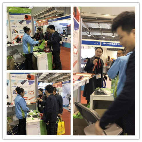 華奇人向客戶熱情介紹產(chǎn)品 華奇人向客戶熱情介紹產(chǎn)品